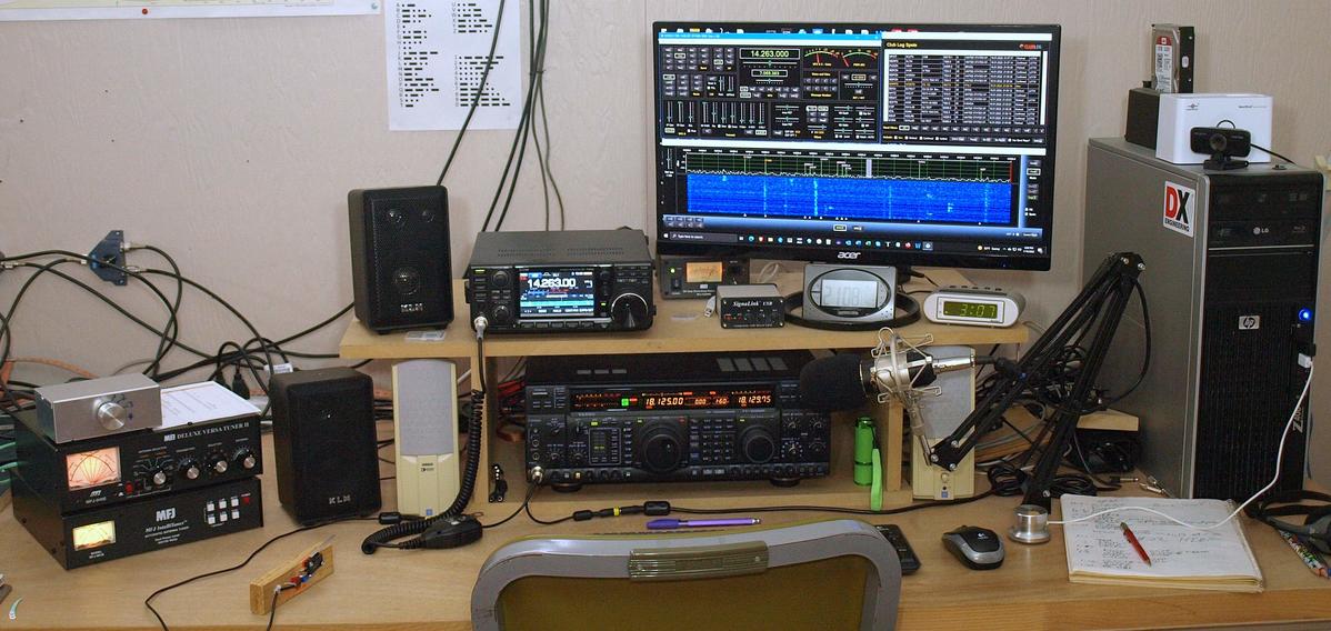 A computer on a desk
Description automatically generated with low confidence